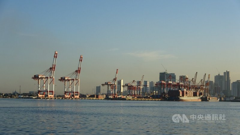 美國總統川普9日公布新一波關稅稅率,菲律賓從17%升為20%,旅菲台商認為可能影響外國企業轉進菲律賓設廠的意願。圖為馬尼拉貨櫃碼頭。中央社記者林行健馬尼拉攝 114年7月10日