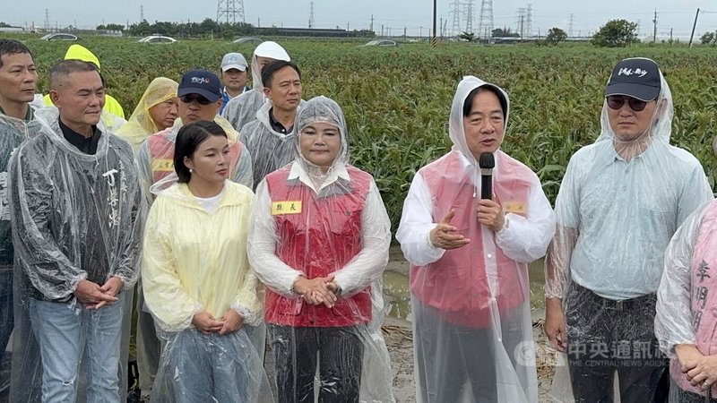 颱風丹娜絲重創雲林縣農業，總統賴清德（右2）10日到雲林勘災時強調，政府面對天然災害不分藍綠，至於雲林是否全品項救助，仍待農業部再將陳情提到專家委員會討論，會以客觀角度解決事情。右3為雲林縣長張麗善。 中央社記者姜宜菁攝  114年7月10日