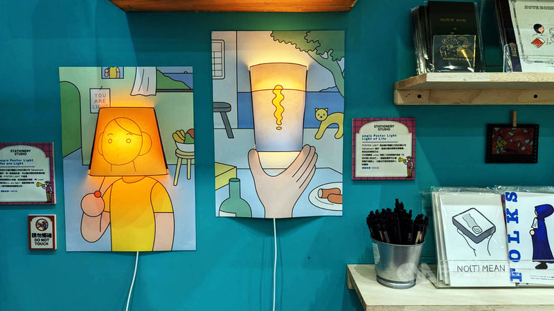 日本插畫家unpis與日本福井縣印刷公司Sakaemark合作聯名海報燈，曾在社群媒體上引起討論，10日起於誠品年度文具展「理想的文具」展出。中央社記者王寶兒攝  114年7月10日