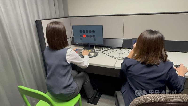 有「高鐵大腦」之稱的行控中心目前約有170名控制員,皆需經3大階段訓練及考核認證,通過率僅6成,考核過程10日首度曝光。圖為控制員張毓容(左)模擬進行維也納測驗。中央社記者余曉涵攝 114年7月10日