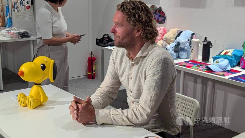 荷蘭藝術家霍夫曼(Florentijn Hofman)(圖)10日在台北出席「花生漫畫75週年特展」記者會,分享如何將他的創作「黃色小鴨」結合史努比。中央社記者王寶兒攝 114年7月10日