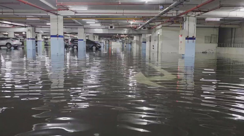 颱風過後台中地區持續降雨,大里運動公園的地下停車場地下2樓積水嚴重,至10日上午積水仍抽不完。(江和樹服務處提供)中央社記者蘇木春傳真 114年7月10日