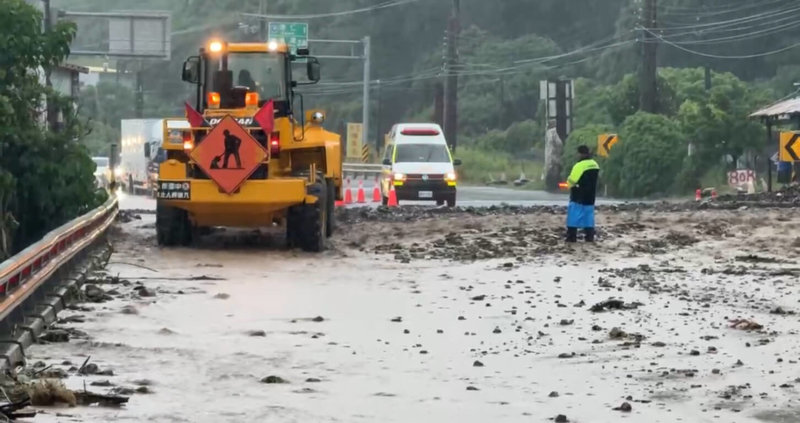 台東南迴地區從9日深夜持續性驟雨到10日清晨,大武鄉和達仁鄉省道路段因溪流暴漲,挾帶泥土、砂石和倒樹漫流到南迴公路上,公路局展開搶修。(民眾提供)中央社記者李先鳳傳真 114年7月10日