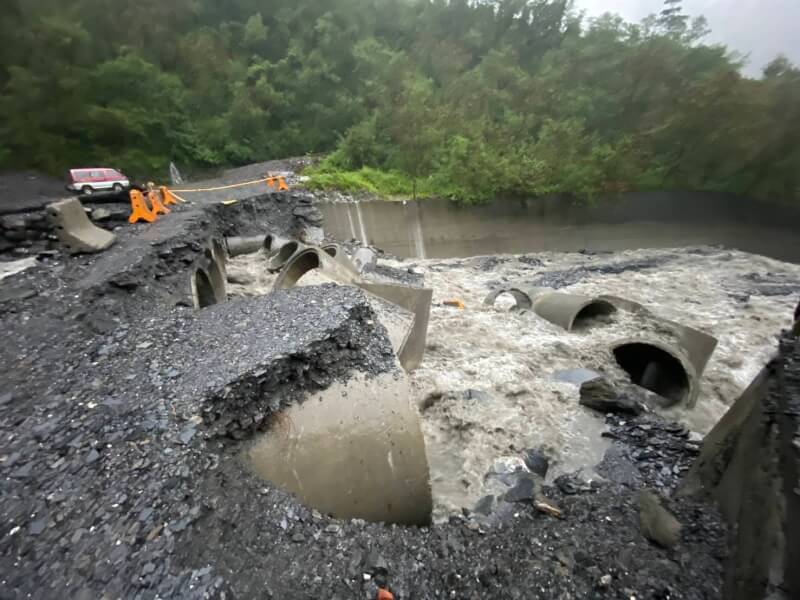 屏東山區連日大雨不斷,霧台鄉大武村聯外道路霧大二號橋遭沖毀,路面越來越小,已緊急拉起封鎖線。(大武村長麥庸正提供)中央社記者李卉婷傳真 114年7月10日