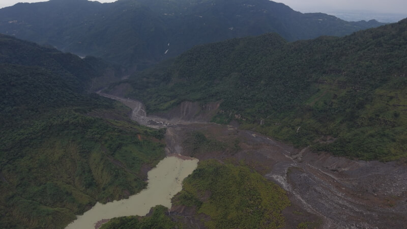 雲林古坑鄉草嶺村受連日降雨影響,發生邊坡崩塌滑落導致河道阻塞,並形成堰塞湖。(草嶺居民蘇大昆提供)