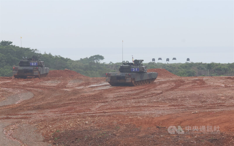 演練採實兵、實裝方式實施,編組戰車分梯次進入射擊陣地,模擬戰場射擊景況,驗證裝備性能。中央社記者張新偉攝 114年7月10日