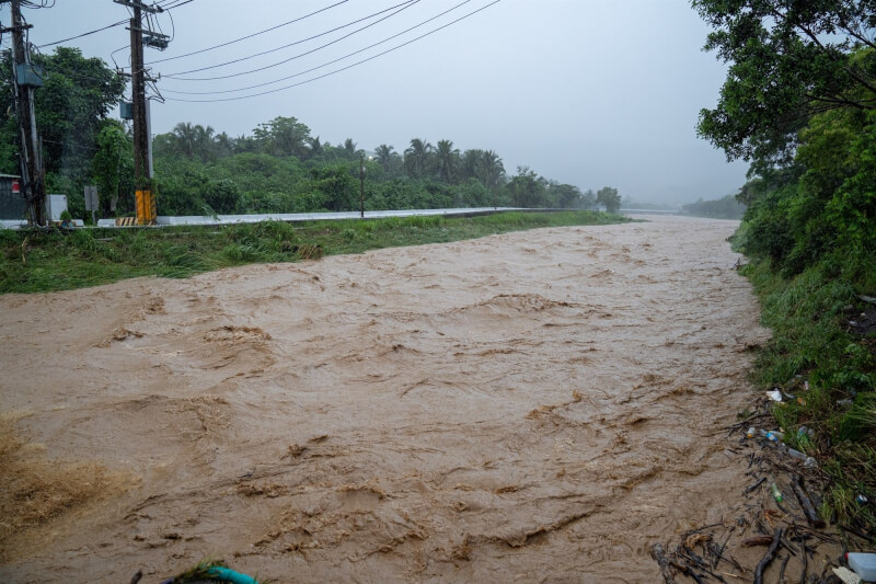 南迴台9線10日南興路段遭泥流掩蓋受阻。(圖取自facebook.com/Taitungaprilyao)