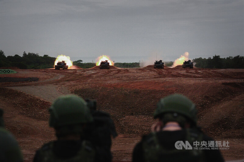 4輛M1A2T戰車10日在新竹坑子口訓場實施120公厘戰車砲實彈同步射擊,展現火力壓制戰力。中央社記者游凱翔攝 114年7月10日