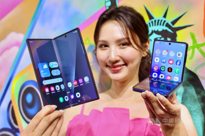 三星新一代摺疊機Galaxy Z Fold7(左)與Z Flip7(右)正式發表。中央社記者王飛華攝 114年7月10日