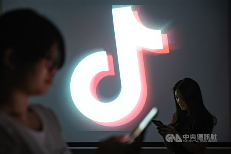 國安局示警，小紅書、微博、抖音、微信與百度雲盤5款熱門中國製APP，皆存在嚴重違規。（中央社檔案照片）