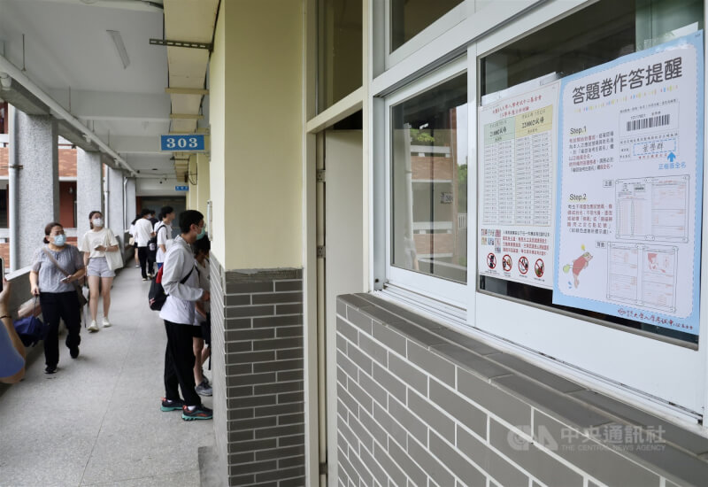 114學年度分科測驗10日下午開放看考場。圖為台北一考區建國高中考場教室外,貼有大考中心的答題卷作答提醒。中央社記者張皓安攝 114年7月10日