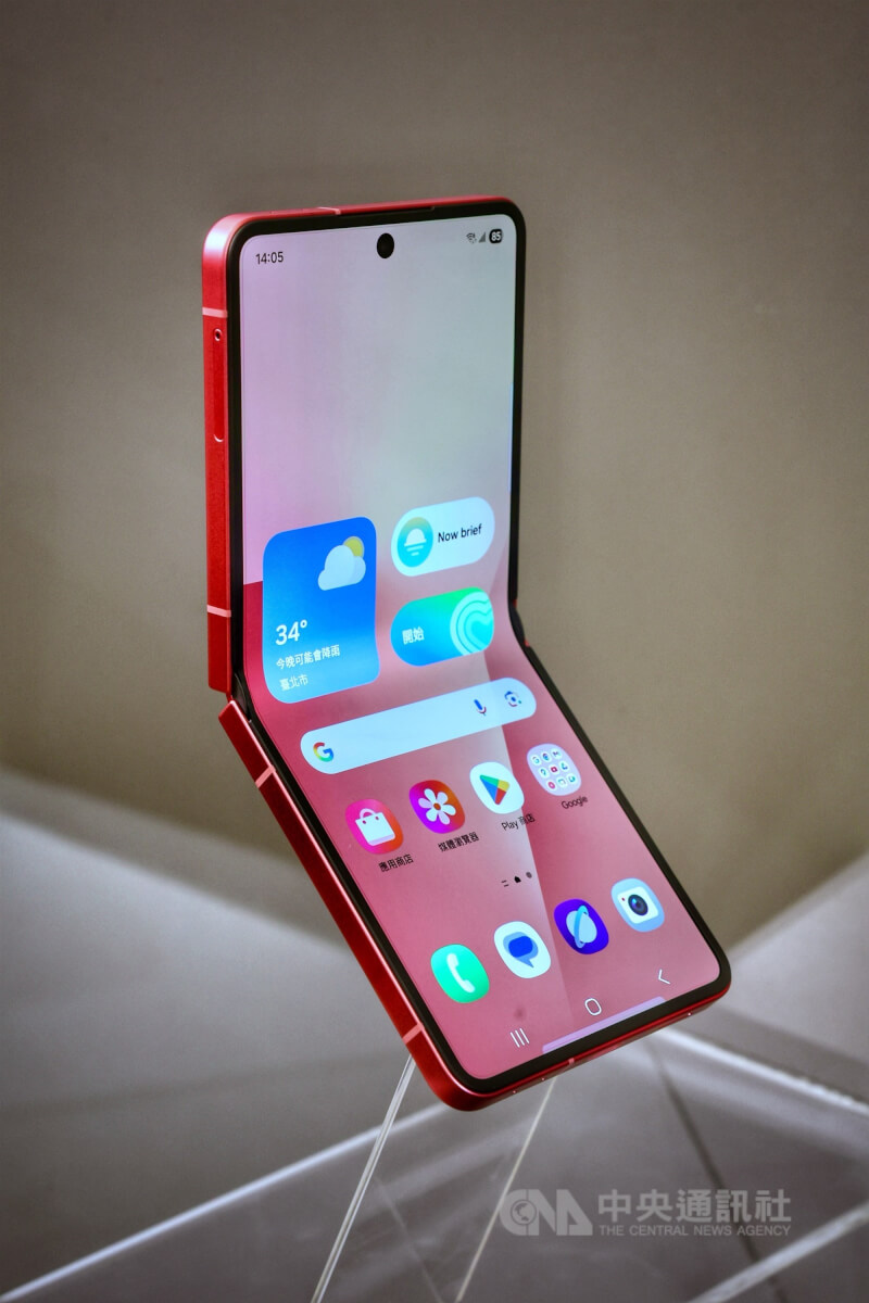 三星電子9日晚間正式發表2025新一代摺疊手機Galaxy Z Flip7。中央社記者王飛華攝 114年7月10日