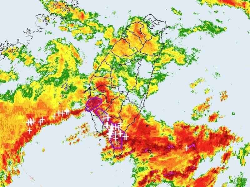 氣象署10日上午發布豪雨特報及大雷雨即時訊息。(圖取自氣象署網頁www.cwa.gov.tw)