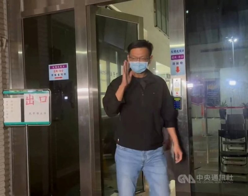 內政部警政署刑事警察局偵查第八大隊長徐姓男子（圖）涉違反貪污治罪條例等，經台灣士林地方檢察署指揮警調搜索約談，10日清晨諭令新台幣50萬元交保。中央社記者謝幸恩攝 114年7月10日