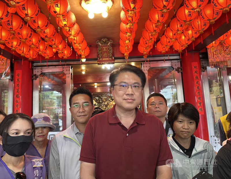 罷免投票倒數,民主進步黨秘書長林右昌(前)10日前往花蓮市東源慈聖宮參香。中央社記者李先鳳攝 114年7月10日