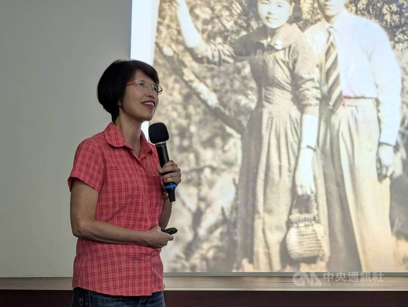 金門國家公園管理處11日舉行823砲戰歷史記憶分享會，邀請小說「春閨夢」、「待宵花」作者王瓊玲（圖）與會分享。中央社記者吳玟嶸攝  114年7月11日