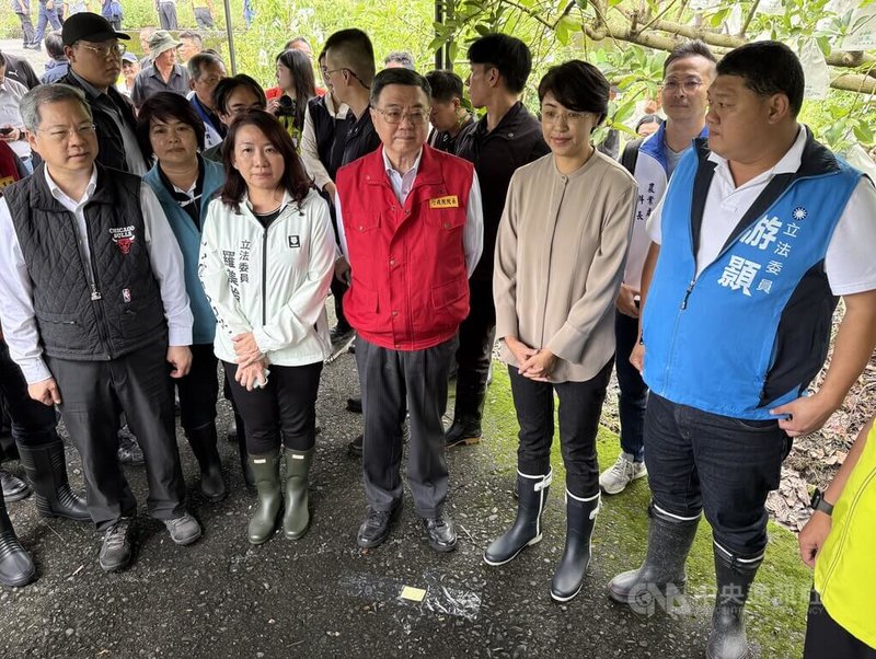 受颱風丹娜絲及豪雨影響,中南部農業災情嚴重,行政院長卓榮泰(前中)11日前往南投縣水里鄉玉峰村視察香蕉農損。中央社記者蕭博陽南投縣攝 114年7月11日