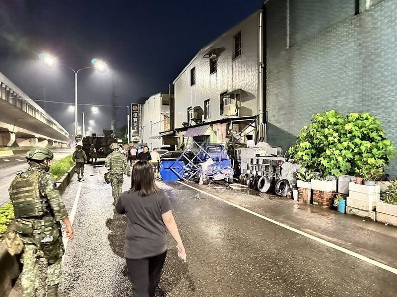 國軍「漢光41號」9日起進行實兵操演，10日深夜卻有戰車因不熟路況，在桃園市新屋區開進小路、擦撞民宅和車輛。（民眾提供）中央社記者葉臻傳真 114年7月11日