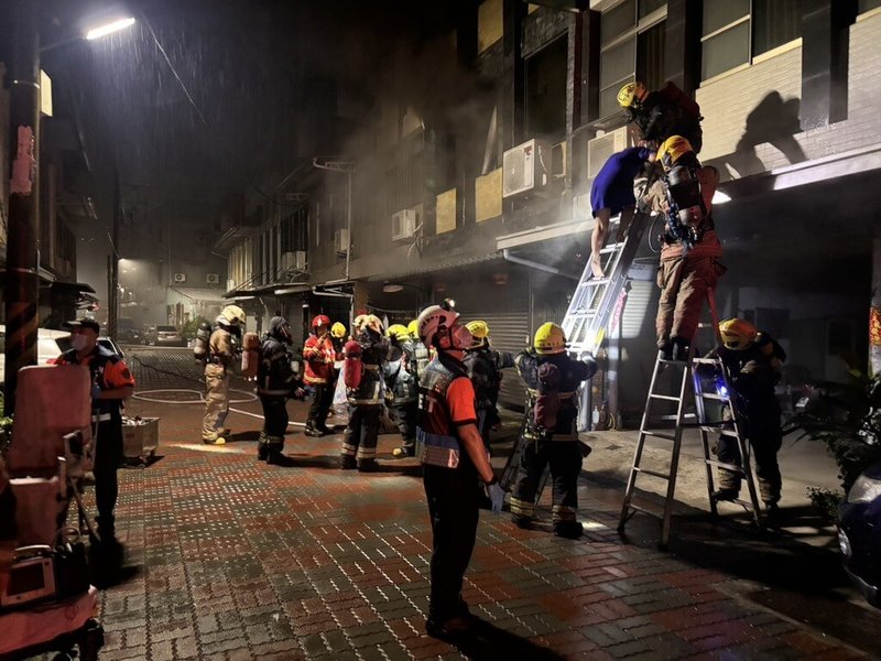台南市安南區1間民宅11日凌晨發生火警，消防局獲報立即派人車前往灌救，幸無人傷亡。（台南市消防局提供）中央社記者張榮祥台南傳真  114年7月11日