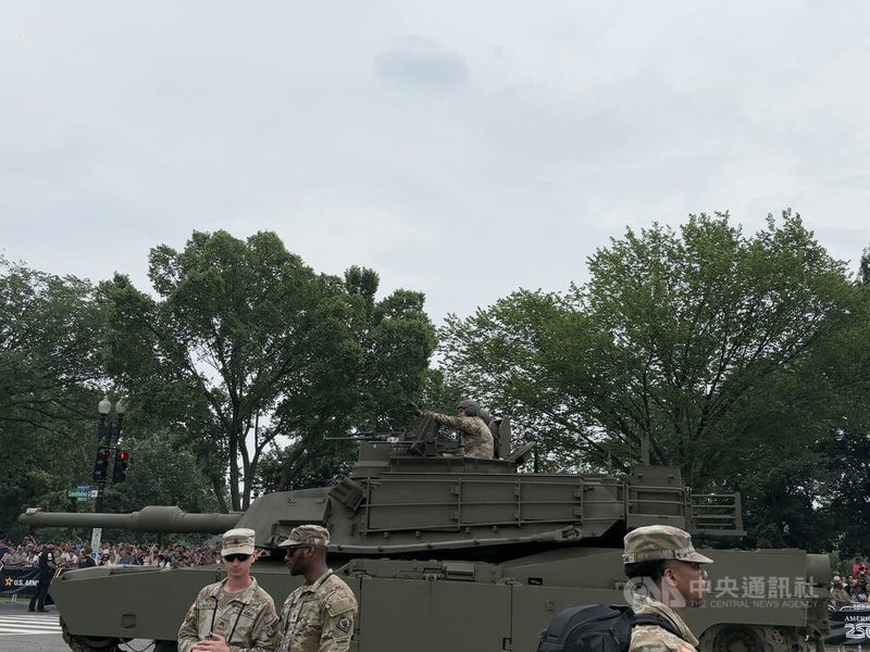 智庫報告籲美軍全數撤出台灣,華府學者認為可能性極低;圖為美國6月14日舉辦閱兵儀式,慶祝陸軍建軍250週年,主戰坦克列隊沿憲法大道前進。中央社記者鍾佑貞華盛頓攝 114年7月11日
