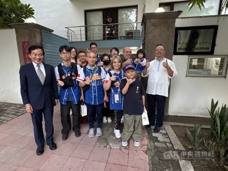社團法人台北市甘丹東頂顯密佛學研修協會團員6日為達賴喇嘛祝壽後,分批離開印度。駐印度副代表謝柏輝(右1)等代表處官員10日接見最後一批離開的團員。中央社記者李晉緯新德里攝 114年7月11日