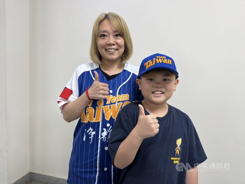 西藏精神領袖達賴喇嘛6日慶祝90歲生日時，由侯奕伶（左）擔任秘書長的社團法人台北市甘丹東頂顯密佛學研修協會由葉信佑（右）代表，送上有Team Taiwan字樣的帽子。中央社記者李晉緯新德里攝  114年7月11日