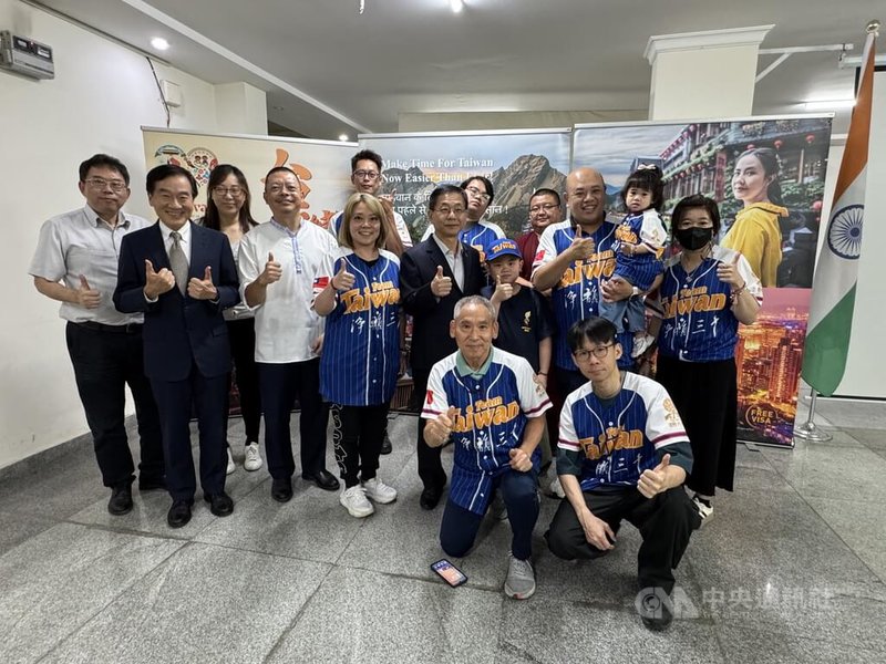 駐印度代表葛葆萱（2排左4）表示，達賴喇嘛90歲生日全球關注，台灣的祝壽團讓Team Taiwan再度成為全球民眾目光的焦點。中央社記者李晉緯新德里攝  114年7月11日