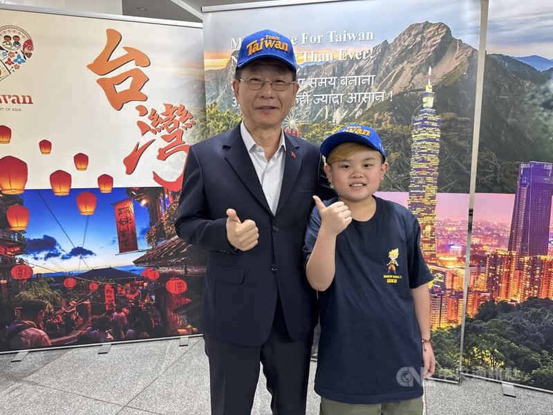 代表送Team Taiwan衣帽給達賴喇嘛的葉信佑(右)年僅9歲,為用英文跟達賴喇嘛交談,事前特地用英文練習了賀詞。中央社記者李晉緯新德里攝 114年7月11日