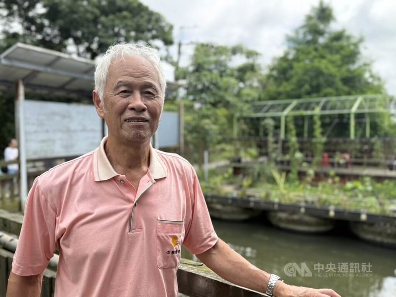 新北市淡水區忠寮社區理事長李鎮榮在忠寮社區推動「魚菜共生」生態示範區域,為了找經費維護公共建設,也推動成立公民電廠。中央社記者李宗憲攝 114年7月11日