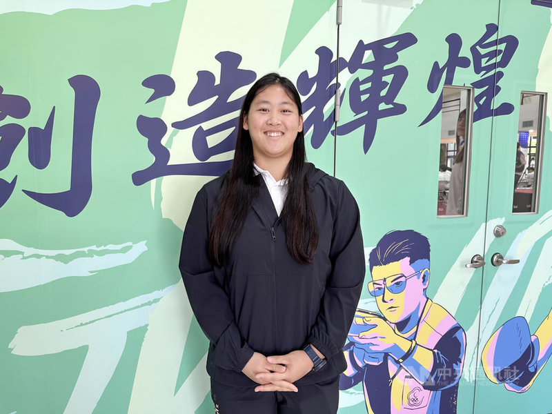 年僅18歲的台灣田徑女子鉛球小將江靜緣,這次世大運將首度披上國家隊戰袍,她11日受訪時表示,希望能站上頒獎台。中央社記者黎建忠攝 114年7月11日
