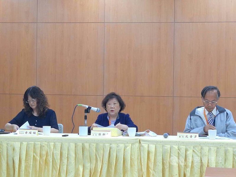 114學年度分科測驗11日考物理,大學入學考試中心主任張新仁(中)於物理科考完後說明試務狀況。中央社記者許秩維攝 114年7月11日