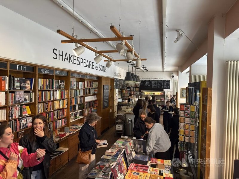 16至29歲讀者為近年德國圖書購買主力,許多德國出版社與實體書店也開發線上購書平台與有聲書,吸引年輕讀者消費。圖為柏林莎士比亞書店。中央社記者林尚縈柏林攝   114年7月11日