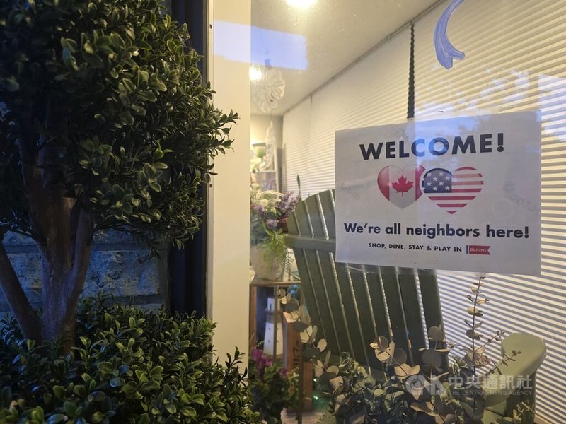 美國華盛頓州布雷恩市地方政府和商會共同推出歡迎加拿大人的宣傳運動。商家門窗貼出「歡迎,我們都是鄰居!」貼紙,表達友好之意。中央社記者程愛芬布雷恩攝 114年7月11日