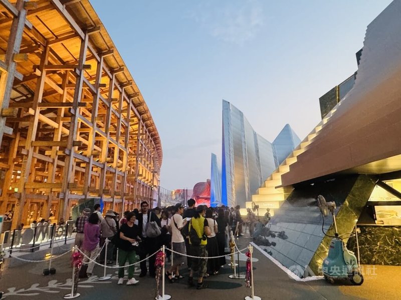 TECH WORLD館方原本預期每天湧入3000多人,但現在每天湧入約4000人觀賞。中央社記者楊明珠大阪攝 114年7月11日