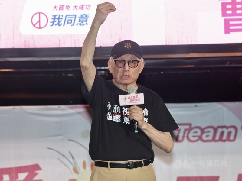 聯電創辦人曹興誠5日參與「罷免是愛.反共護台晚會」,呼籲民眾同意罷免。(中央社檔案照片)