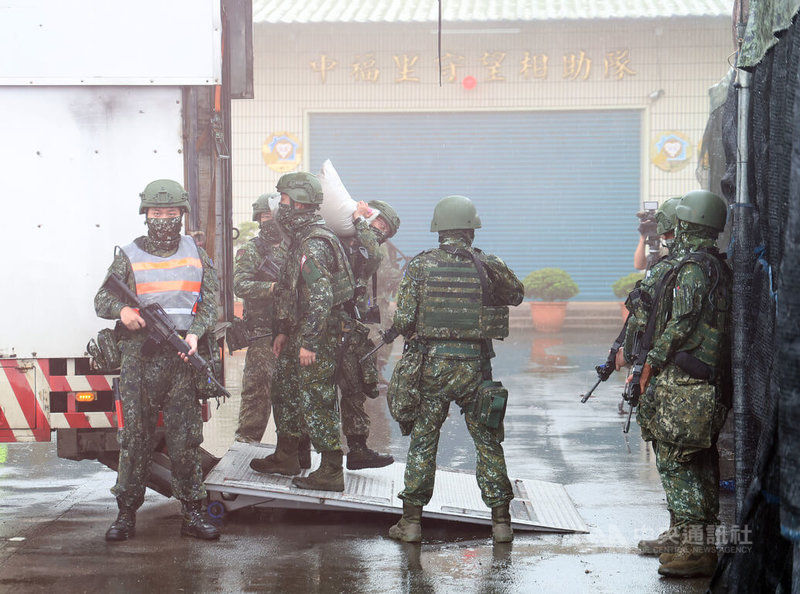 陸軍206旅步三營戰鬥支援連的官兵11日進行臨戰訓練,模擬接收物資的後勤地點遭受中國特工襲擾,實施相關防禦作為。中央社記者張新偉攝 114年7月11日