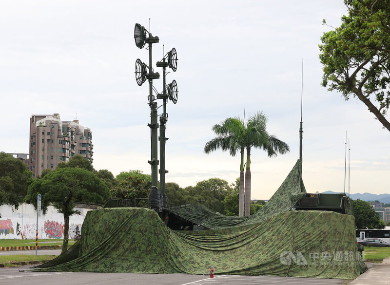 空軍防空暨飛彈指揮部配合漢光41號實兵操演,11日將愛國者防空飛彈系統部署在台北大直美堤河濱公園(圖)等處,包含射控裝備與官兵休憩活動區域均以偽裝網遮掩。中央社記者張新偉攝 114年7月11日
