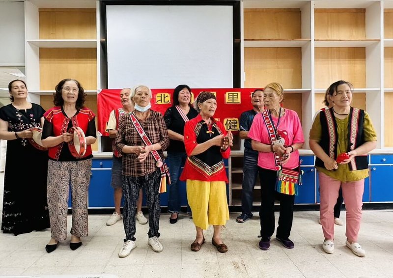 新北市萬里區原住民族文化健康站11日揭牌,將為在地族人長者打造一處關懷、學習與陪伴的空間。圖為長者們在揭牌儀式中受邀表演。(新北市原民局提供)中央社記者黃旭昇新北市傳真 114年7月11日