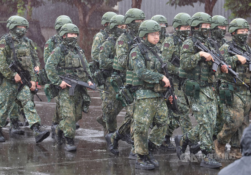 步三營戰鬥支援連官兵不畏滂沱大雨,以建置武器步槍、機槍進行防禦。中央社記者張新偉攝 114年7月11日