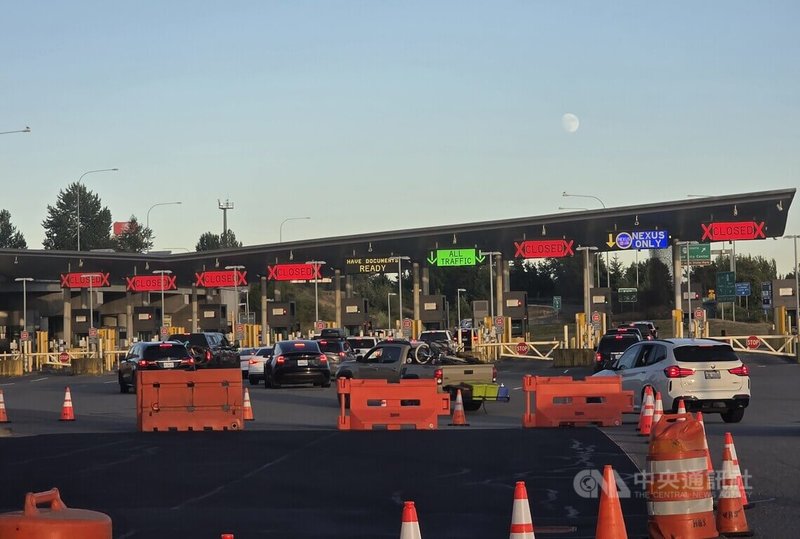 和平拱門出入境管制站(Peace Arch Border Crossing)是最繁忙的美加邊境管制站之一。如今盛夏時節,過境車流量卻非常低。中央社記者程愛芬薩里市攝 114年7月11日