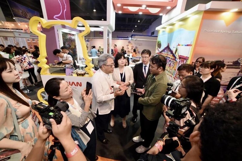 2025年菲律賓TME國際旅展11日在大馬尼拉的巴賽城揭幕,中華民國駐菲律賓副代表楊登仕(中白衣者)出席,並與台灣參展業者及現場民眾互動。(駐菲代表處提供)中央社記者林行健馬尼拉傳真 114年7月11日