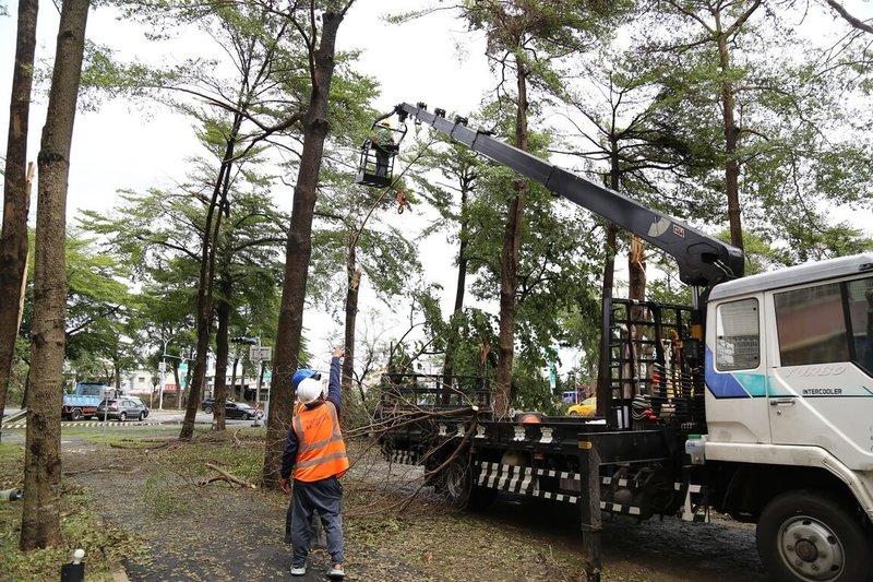 颱風丹娜絲重創嘉義市,市府團隊在災後啟動「搶通、去化、清理、復原」4階段應變程序,針對主要幹道、交通節點優先處理,以恢復通行。(嘉義市府提供)中央社記者姜宜菁傳真 114年7月11日