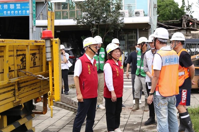 颱風丹娜絲重創嘉義市,多縣市馳援協助重整,完成主要幹道搶通,嘉義市長黃敏惠(前左2)11日沿世賢路、自由路向多個縣市支援工程人員表達感謝。(嘉義市府提供)中央社記者姜宜菁傳真 114年7月11日