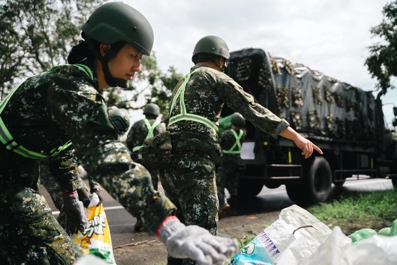 颱風丹娜絲造成南部多處地區淹水致災，負責南部防務的第四作戰區，在漢光演訓之餘投入兵力、機具協助地方復原作業。（軍聞社提供）中央社記者吳書緯傳真  114年7月11日