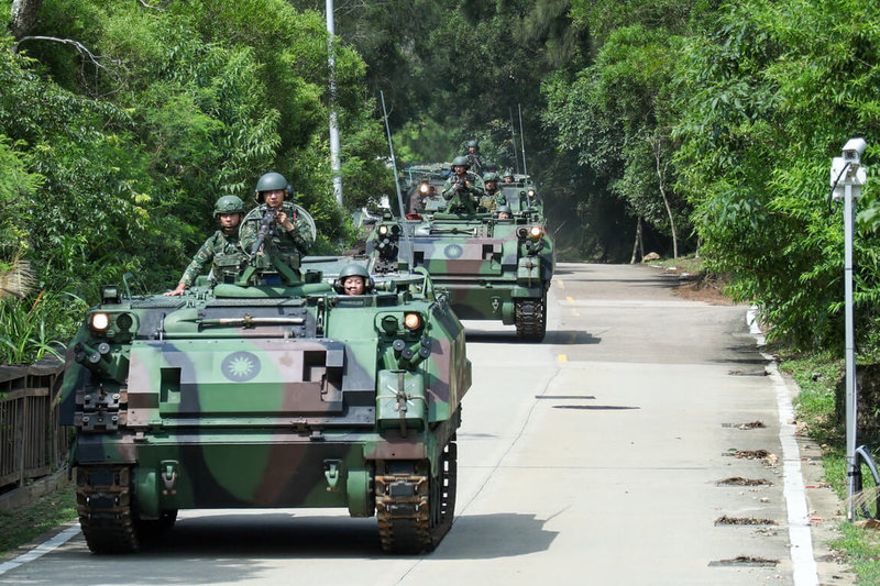 國軍年度重大軍事演習「漢光41號」實兵演練,馬祖防衛指揮部南竿守備大隊10日接獲命令後,立即完成戰備整補,並駕駛CM21裝甲運兵車執行備戰任務。圖為CM21裝甲運兵車機動進入戰術位置。(馬祖防衛指揮部提供)中央社記者潘欣彤傳真 114年7月11日