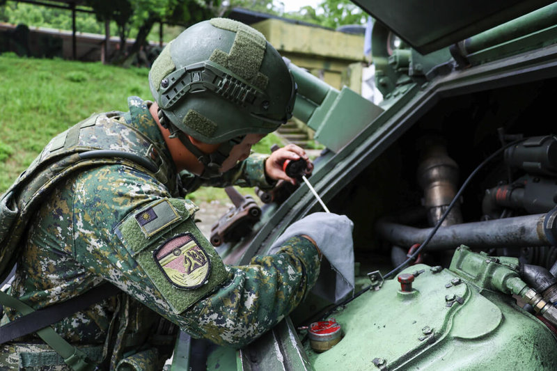 國軍年度重大軍事演習「漢光41號」實兵演練,10日南竿守備大隊接獲命令後依序完成沙盤推演、行車路線規劃與任務分工,並落實車輛檢查與燈具測試,使裝備處於最佳狀態。圖為機動前官兵針對車輛完成油、水、電檢查,確保行車安全。(馬祖防衛指揮部提供)中央社記者潘欣彤傳真 114年7月11日