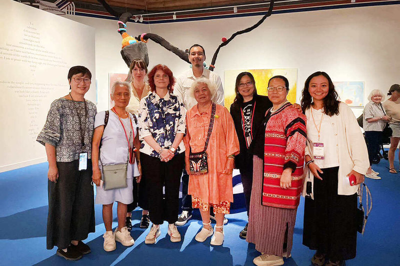 為助台灣原住民族世代工藝走向國際,文化部文化資產局推動國際交流計畫,由3名國寶藝師率領12名藝生赴美參加「國際民間藝術市場(IFAM)」,展現台灣原住民族珍貴文化資產。(文化部文資局提供)中央社記者邱祖胤傳真 114年7月11日