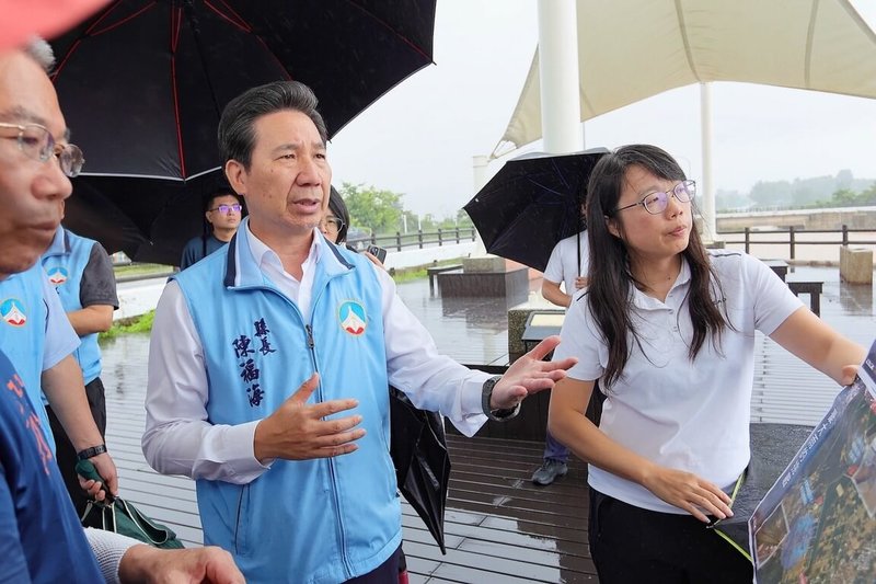 金門11日強降雨造成多處低窪地區與道路積淹水,金門縣長陳福海(前右2)前往各地勘災,要求相關單位盡速彙整災情並提出具體改善建議。(金門縣工務處提供)中央社記者吳玟嶸傳真 114年7月11日