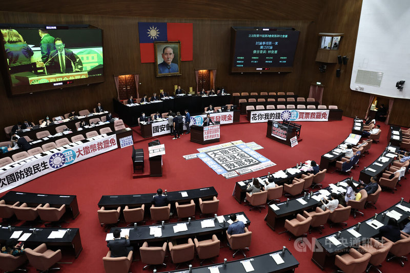 11日上午立法院會民進黨團擺放布條,抗議在野黨普發現金提案。中央社記者翁睿坤攝 114年7月11日