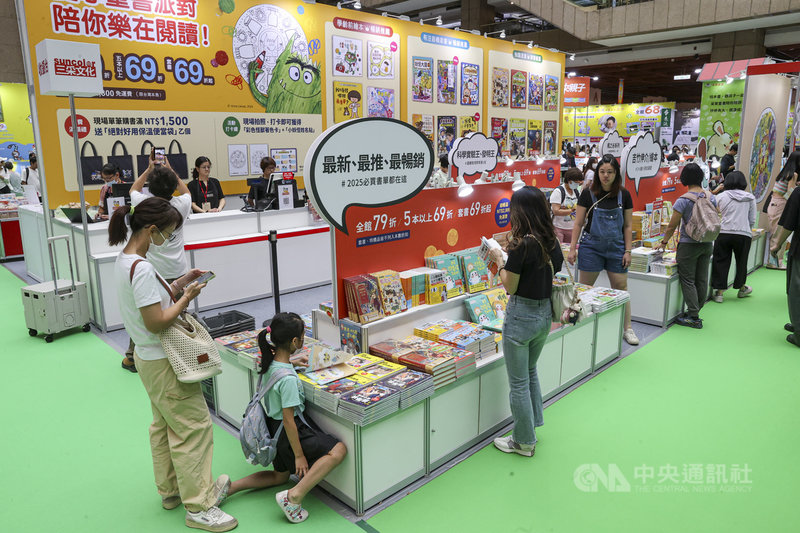 台北城市書展、台北國際童書展11日在台北世貿一館開幕,不少民眾帶著小朋友到場,享受閱讀樂趣。中央社記者鄭清元攝 114年7月11日